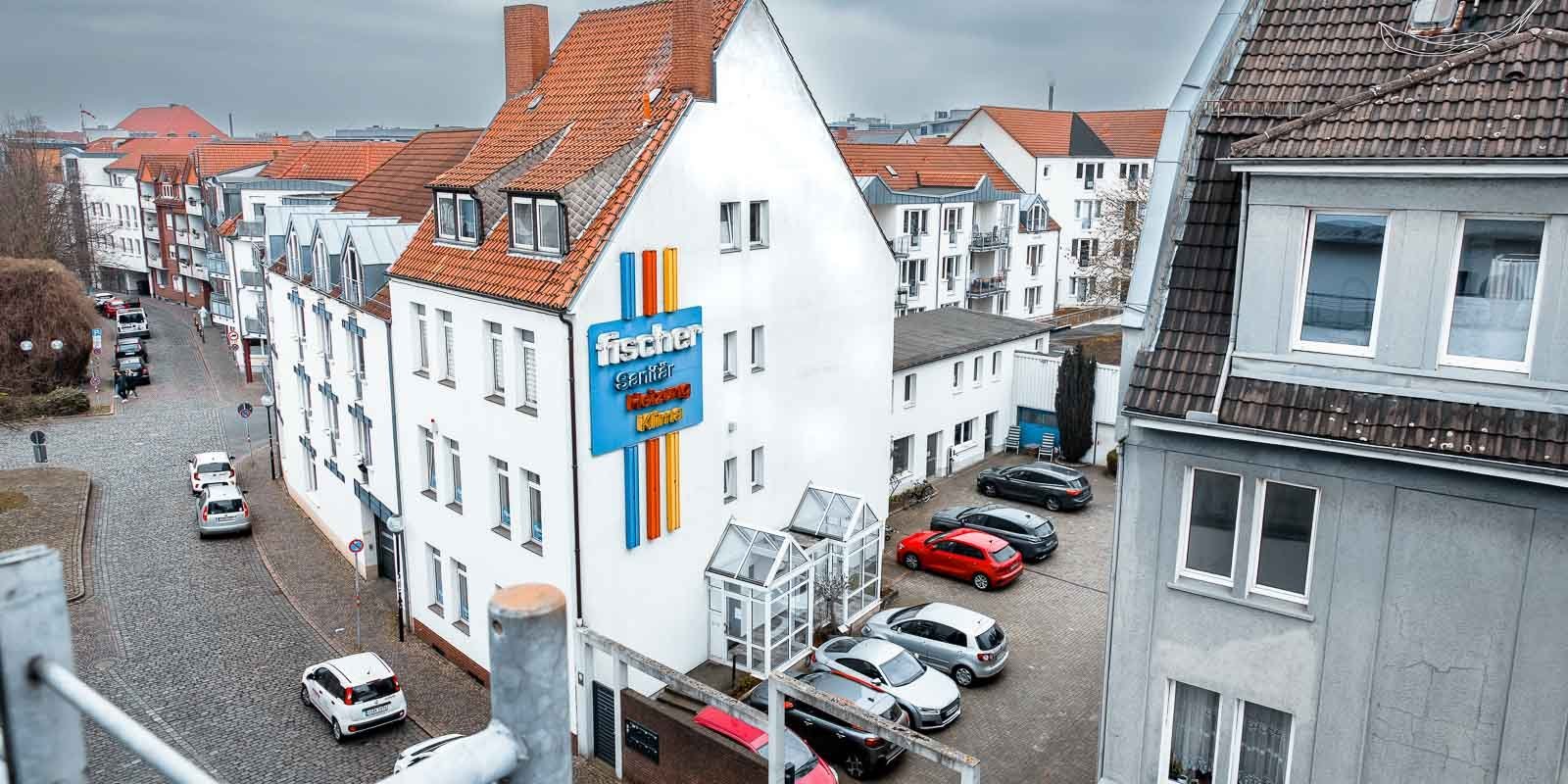 Eine moderne Stadtansicht mit weißen Gebäuden und roten Dächern, die eine ruhige Atmosphäre ausstrahlt.