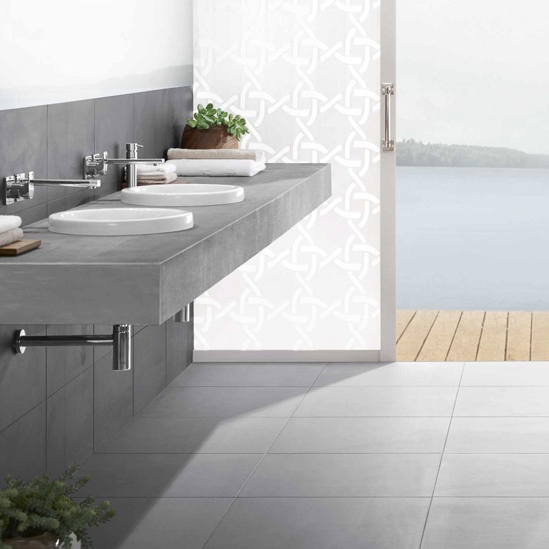 Ein Badezimmer mit einer Halbfreistehenden Badewanne